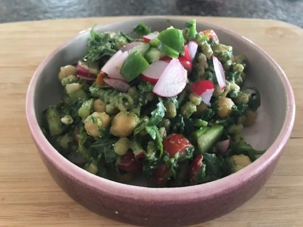 Maaltijdsalade met boerenkool, spelt, kikkererwten en tahinsaus (VEG)