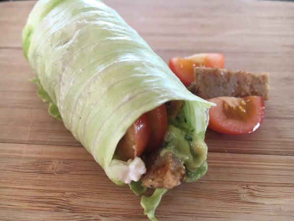 Ijsbergwrap met speltseitan en avocadodressing (TV – GV – VEG – CD)