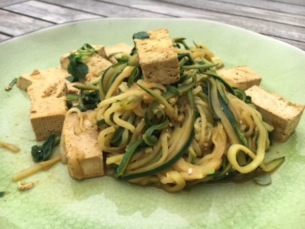 Tofu-courgette roerbakschotel met veldsla, gember, sesam en soja