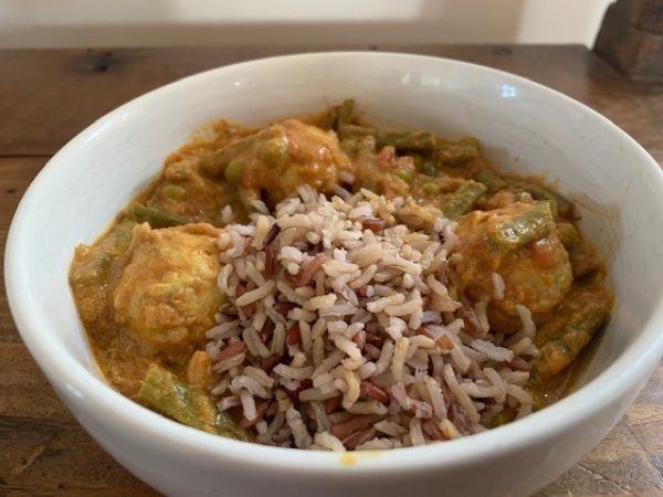 Kippenballetjes met pinda, banaan, groene curry en rijst (GV – LV)