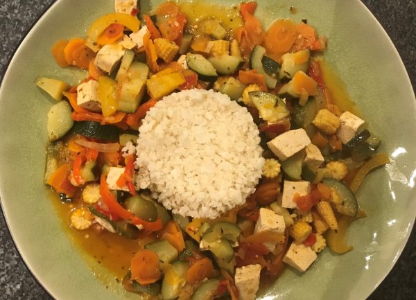 Tofu-groenten stoofpotje met rode curry, kokosmelk en bloemkoolrijst (VEG – LV – GV)