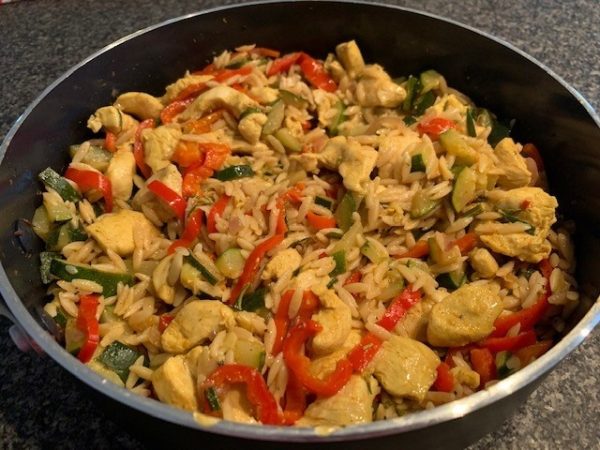 Kip citroen-rozemarijn met Griekse pasta en mediterraanse groenten (LV)