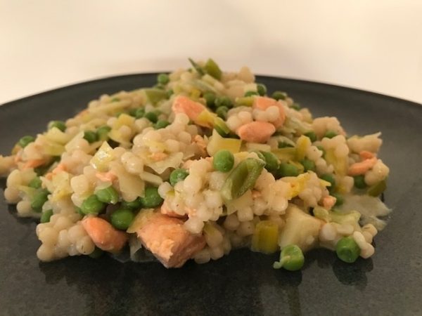 Parelcouscous met verse zalm, prei, erwtjes en curry-kokossaus