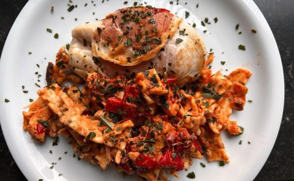 Gevulde kip met rode pesto pasta, mozzarella en geroosterde groenten