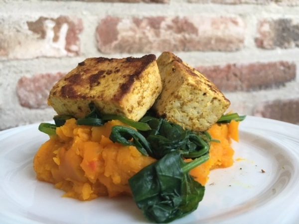 Tofu, gebakken in oosterse marinade, met pompoenpuree en spinazie (GV – LV – VEG – CD)
