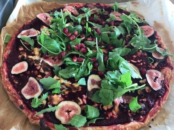 Bladerdeegpizza met rode biet, geitenkaas, verse vijgen en honing (VEG)