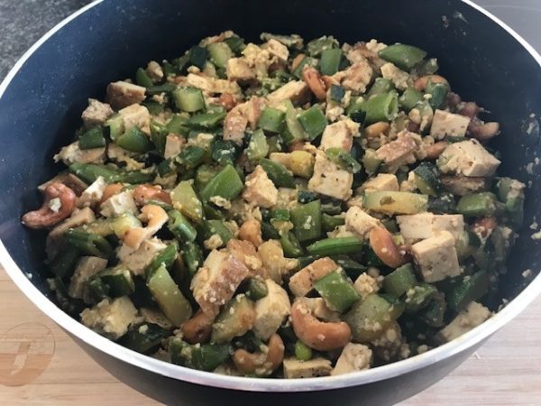 Roerbakschotel van sugar snaps, hazelnoot tofu en cashewnoten (GV – LV – VEG)
