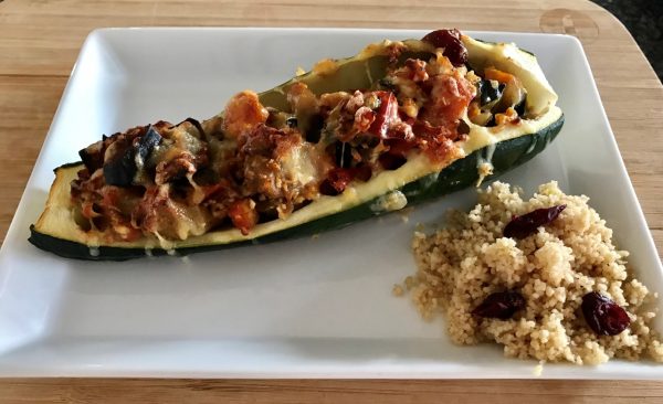 Courgettebootjes gevuld met aubergine, feta en cranberries (VEG – GV)