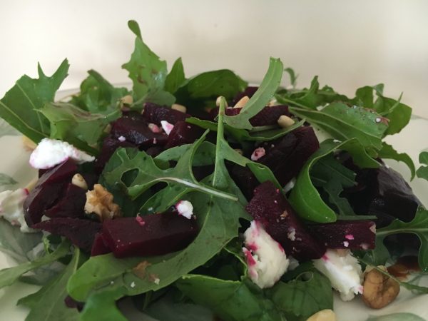 Salade met rode biet, feta, walnoten en munt (GV / VEG)