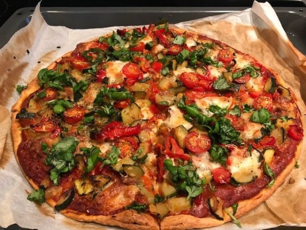 Bladerdeeg pizza met tomaten-pesto, courgette, rode ui en mozzarella (VEG)