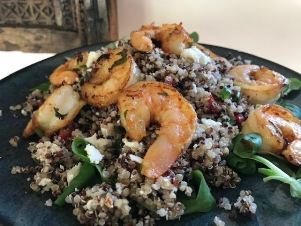 Salade met scampi’s, quinoa, tuinkruiden en feta ( GV )