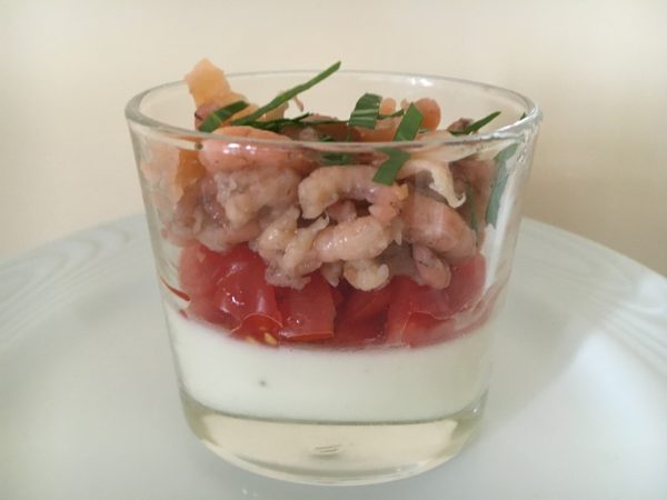 Aperitiefhapje: tomaat-garnaal “New Style” met bloemkoolparfait (GV – LV – CD)