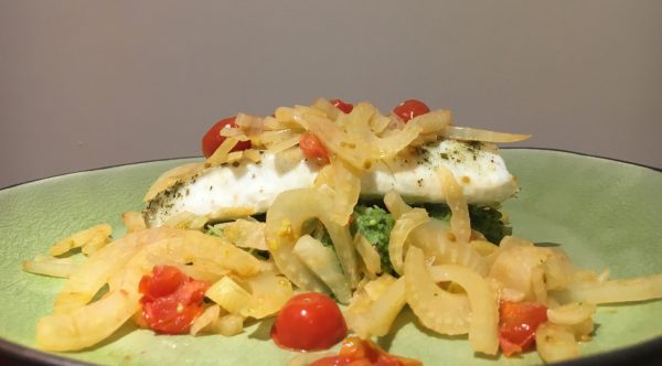 Zeewolfhaasje met gestoofde venkel, kerstomaten en broccolipuree (GV – LV – CD)