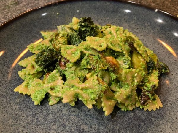 Vlinderpasta met spinazie pesto, spruitjes en boerenkool (VEG – LV)