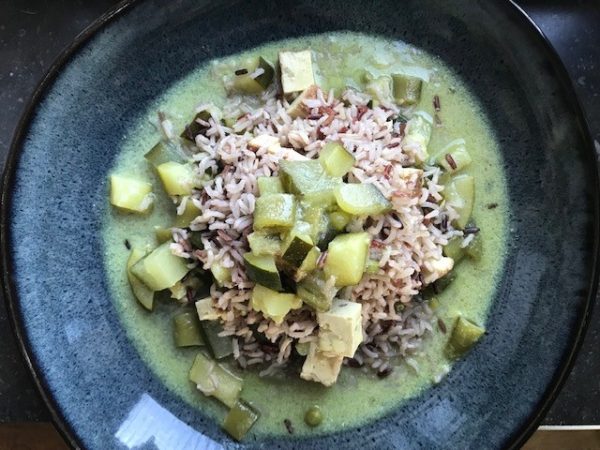 Groene curryschotel met komkommer, courgette, tofu en rijst (VEG – LV – GV)