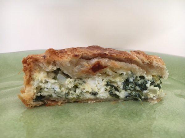 Hartige vegetarische groentetaart met spinazie, broccoli en feta