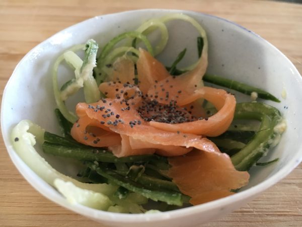 Komkommer spaghetti met mierikswortel en gerookte zalm ( GV – LV – CD )