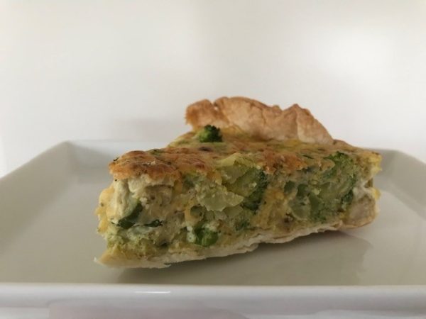 Quiche met cheddar, broccoli, erwtjes en courgette (VEG)