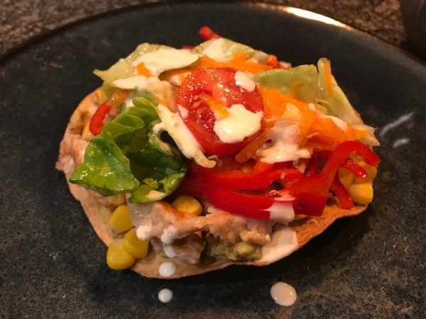 Tostada met guacamole en kip