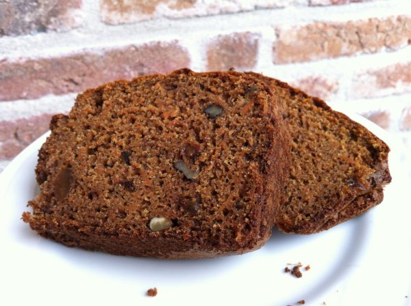 Wortelcake van volkorenspelt met walnoten en rozijnen (TV – LV)