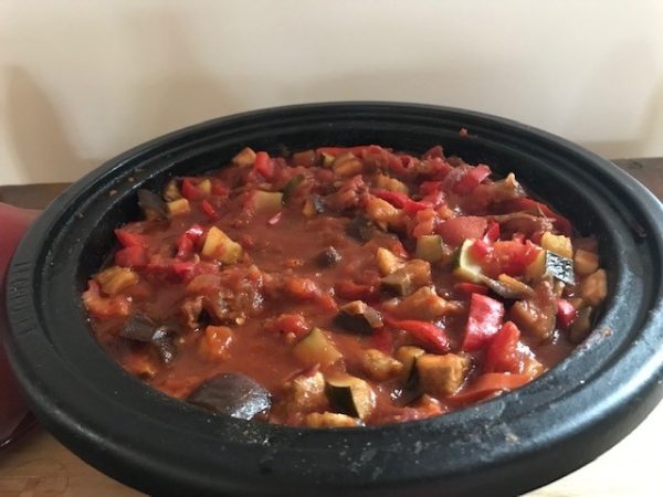 Tajine met zuiderse groenten, dadels en gedroogde abrikozen (VEG – LV – GV)
