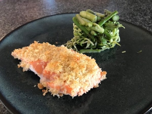 Zalm in panko-parmezaan korstje met groene asperges, courgette, limoen en tuinkruiden