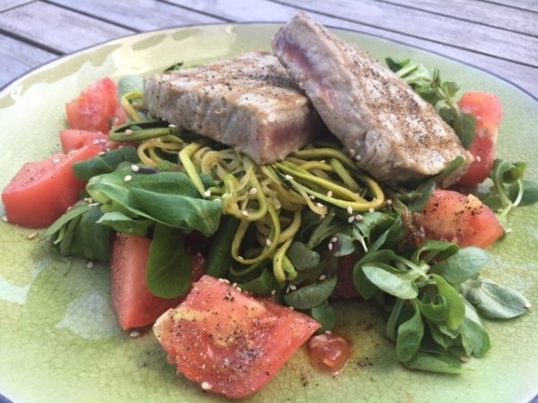 Salade met kort gebakken tonijn, courgette en gember-sesam dressing (GV – LV – CD)