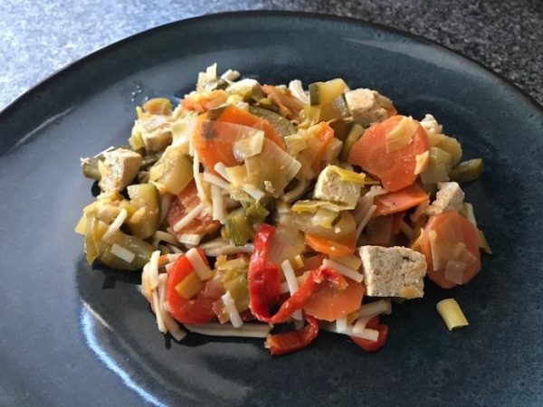 Oosterse wok met tofu, groentenmix en rijstnoedels (VEG – GV – LV)