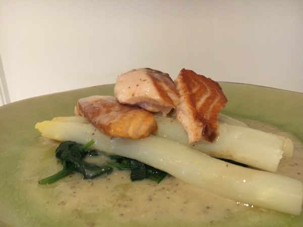Zalm met asperges, spinazie, kerstomaten en graanmosterdsaus (GV – LV)
