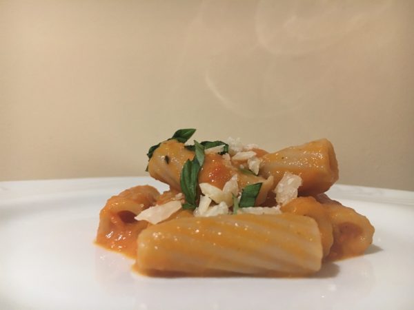 Penne met paprika-tomatensaus, zure room en basilicum ( GV – VEG )