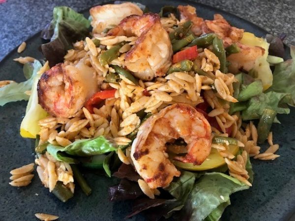 Salade met scampi’s, orzo, sperzieboontjes en basilicum