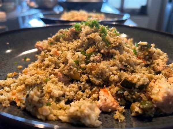Bloemkoolrijst met pesto, courgette en zalm