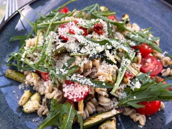 Pasta met groene asperges, pesto & courgette
