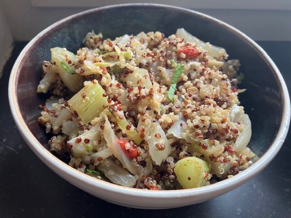 Quinoa met gestoofde venkel, goji bessen, sinaasappel & feta