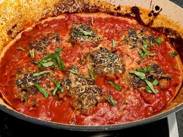 Aubergineballen met tomatensaus uit de oven