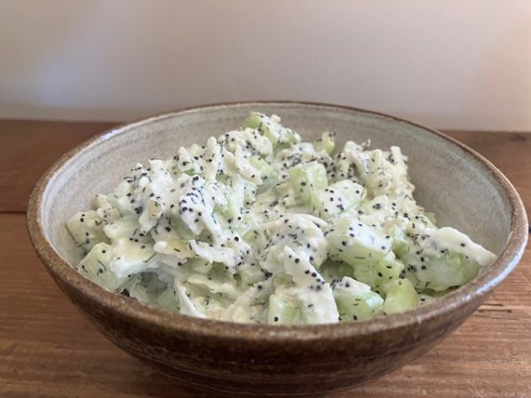 Salade van zure appel, komkommer en maanzaad