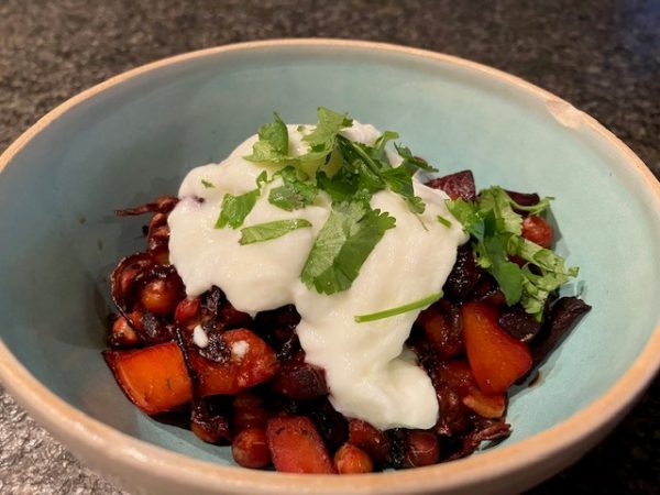 Ovenschotel van kikkererwten, pompoen, rode biet & koriander