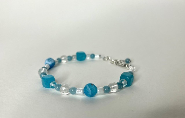 Blauwe apatiet, angeliet & bergkristal armband + oorringen set - Afbeelding 2