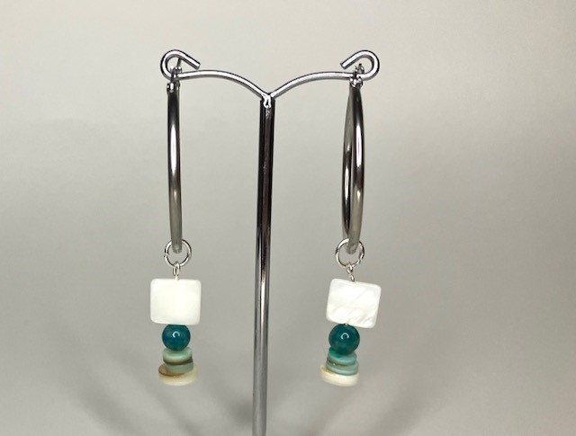 Schelp en glaskraal zilver / groen creolen - Afbeelding 2