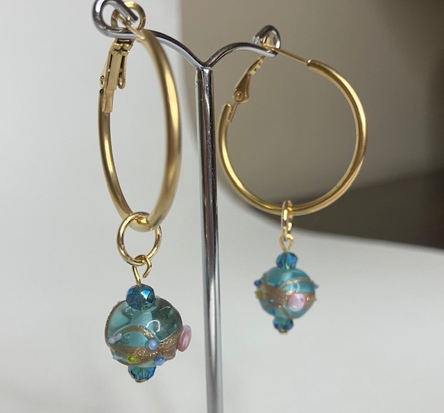 Handgeschilderde glaskralen oorringen blauw - Afbeelding 2