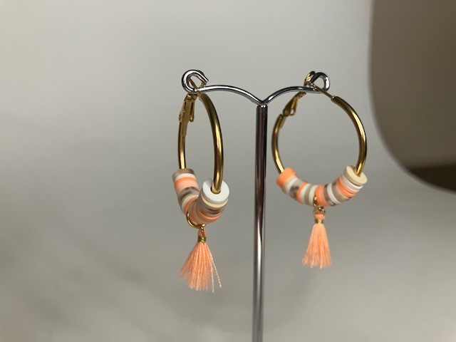 Katsuki kralen oorringen perzikroze & beige (medium) - Afbeelding 2