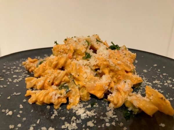 Volkoren pasta met creamy paprika-ricotta sausje & venkel