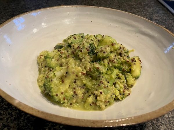 Groene groenten in gember-kokos-erwtensausje met quinoa