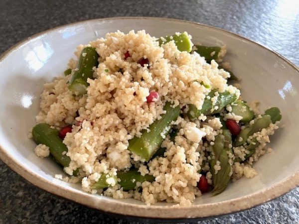 Volkoren couscous met groene asperges, granaatappel & feta