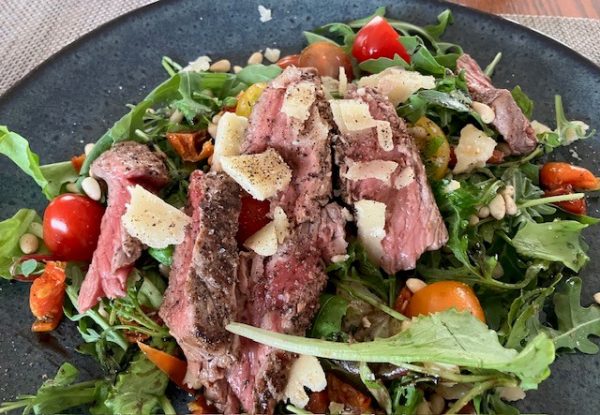 Tagliata met ruccola, zongedroogde tomaten en Parmezaanse kaas