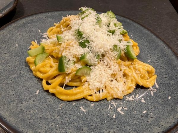 Pasta met butternutcrème & komkommer