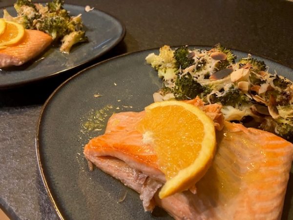 Zalm met verse sinaasappel, broccoli en amandel