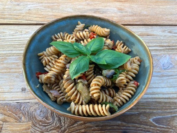 Pasta met rode pesto, basilicum en geroosterde groenten