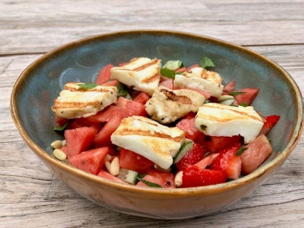 Watermeloen-aardbei salade met gegrilde halloumi