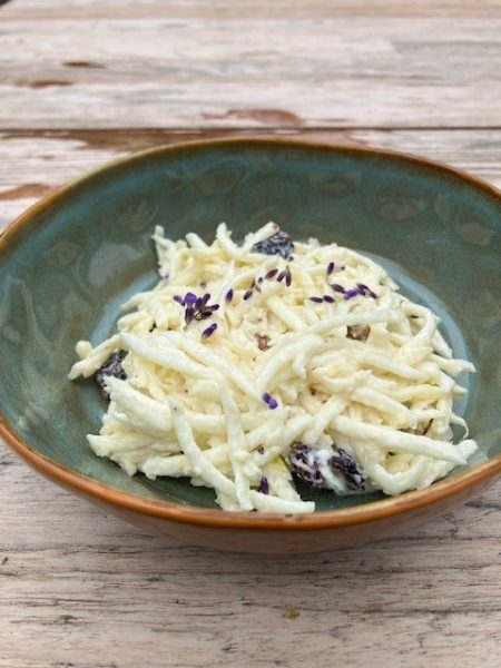Knolseldersalade met appel, cashewnoten en lavendel